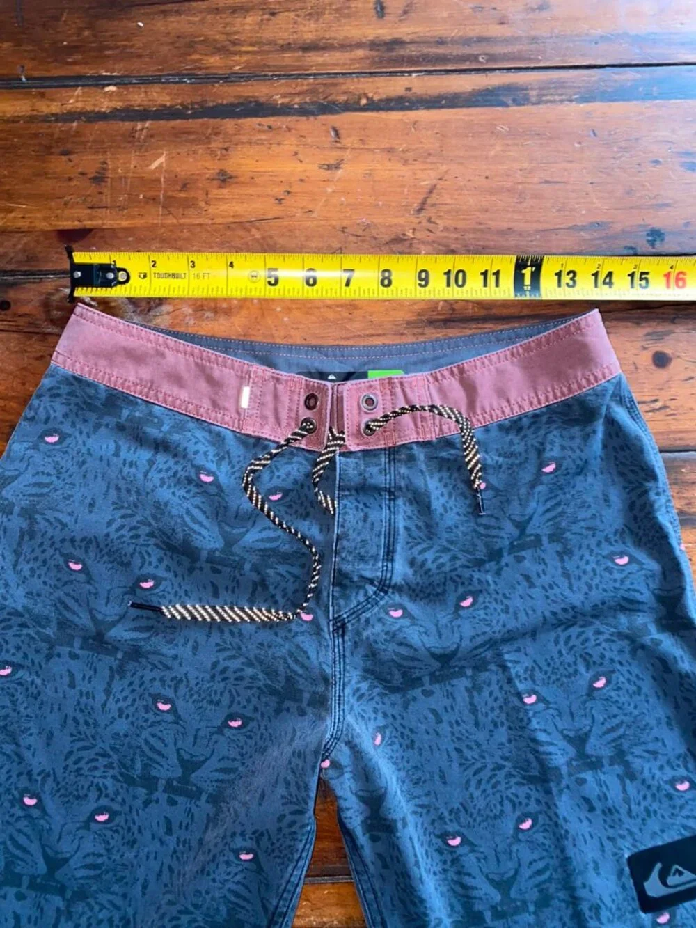 QUICKSILVER Men’s Dryflight Leopard Board Swim Shorts, Size 28
